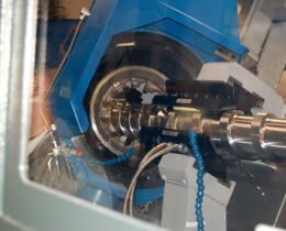 Our 2 Weingärtner milling/whirling machines are the heart of our screw production