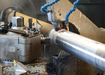 A long shaft is machined on a conventional lathe