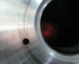 In der Detailaufnahme der Zylinderstirnfläche kann man die Bimetall-Schicht (Farbunterschied) sehr gut erkennen